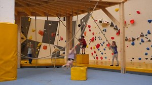 Im Mandala Kinderland haben die Kinder spielerisch die Möglichkeit koordinative Bewegungen und Gleichgewicht zu entdecken. Die Boulder sind der Kindergröße angepasst und in verschiedenen Schwierigkeiten angeboten. Wir freuen uns auf euren Besuch! | Mandala - Boulderhalle Dresden