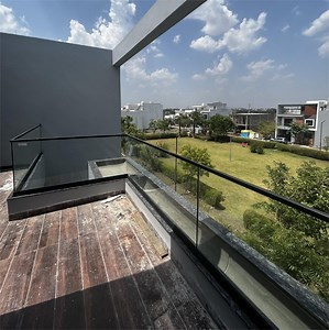 [Hot Item] Modern Glass Railing with Aluminum U-Channel Custom Design for Balconies Staircases Villas and Decks in Foshan