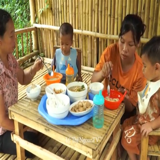 How to make cooking oil from pork fat. Having a meal with my foster mother. #singlemomlife #singlemother #babydung #Cooking #eating | Ly Thi Mom