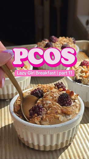 Ain’t nooooobody got time to play Chef in the AM girlfriend! 👩🏻‍🍳 This lazy girl breakfast 🍌 tastes like you baked it for HOURS, only SIKE, it took 20 mins...AND you meal prepped it beforehand so really it actually took 0 minutes 💁‍♀️ And YES, we PCOS girlies can have oats! Here we add a ton of protein and fiber to support healthy blood sugar and reverse insulin resistance. Read below to make my yummy and quick Blackberry Baked Oats ✨💙 💙INGREDIENTS💙 * 2 bananas, sliced * 2 c rolled oats 