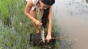 Amazing girl Fishing, Khmer Real Life Fishing At Siem Reap Cambodia starts at 1:23 and throughout - YTboob