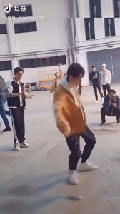 21K views · 3.7K reactions | Onl Douyin 10 cái thì 9 cái là hai anh em =))) Mà mới bảo muốn xem EB nhảy nhiều một chút thì bỗng dưng gặp luôn EB nhảy locking trên đường, hiểu nhòng người ghê :3 Popping, Locking, Latin, Shaking, Choreography, Shuffle, múa dân gian...các thể loại em đều nhảy được, không hổ là em =)) ---- Cre: Tik Tok ID: moon543210 - Bill - | Trang Trí Sinh Nhật Giá Rẻ Hà Nội - Shark Decor | Facebook