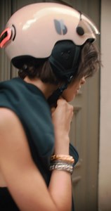 Cosmo Connected x ba&sh ! Parce qu’on peut très bien rouler en toute sécurité avec style, nous sommes très fiers de vous présenter notre collaboration avec la marque de prêt à porter française ba&sh 😎 Un casque Cosmo Fusion en édition très limitée ! | Cosmo Connected