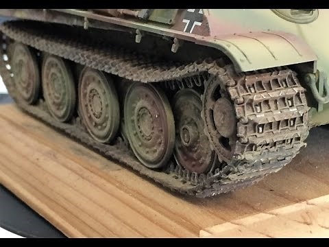 Painting and weathering 1/35 scale model tank tracks
