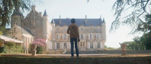 🕥 LES MÉCANISMES DU TEMPS : LA BOUSSOLE DE L'AMIRAL CHABOT Quelque part au milieu du XVIème siècle… Tout juste revenu de ses voyages à la Préhistoire et au Moyen-Âge, notre jeune héros se réveille au pied d’un impressionnant château sous les yeux d’une femme de la Renaissance. Son incroyable voyage à travers le temps se poursuit. Saura t’il retrouver le bon cap pour faire réapparaître l’objet disparu ? © 16/9e Production | Vendée Expansion 2022 Château d'Apremont | Château de Terre Neuve | Dépa