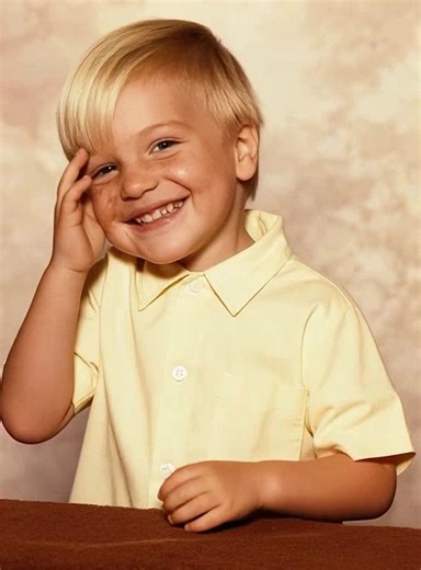 En 1978, Keith Edmonds, âgé de 14 mois, ne cessait de pleurer dans son berceau. Le petit ami de sa mère, exaspéré par les cris de l'enfant, lui a maintenu le visage contre un radiateur électrique, provoquant des brûlures au troisième degré sur 50 % de son visage. L'agresseur a été condamné à 10 ans de prison. Keith a passé un mois à l'hôpital à se battre pour sa vie — et aujourd'hui, il porte ses cicatrices avec fierté. Et vous feriez mieux de vous asseoir avant de voir à quoi il ressemble maint