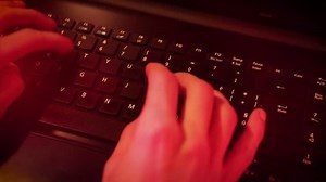 teclear manos en el teclado con: video de stock (totalmente libre de regalías) 31620238 | Shutterstock