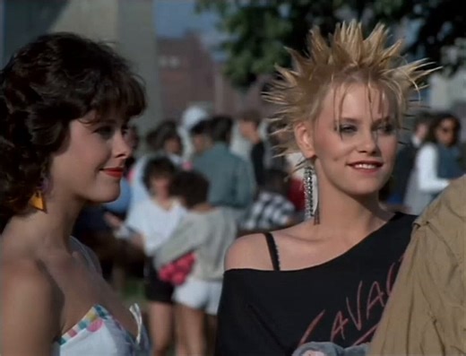 Rachel Hayward - Breaking All The Rules (1985)1⃣ Hayward provides a couple gratuitous boob scenes which only 80s comedies could so well.
