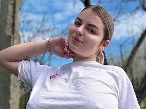 Curvy Instagram Model ✅ Valentina | aka | Valentina selfie | Body Positivity Wiki & Biography |