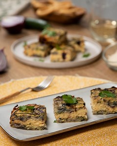 36K views · 642 reactions | ¡Al rico #PASTEL de #CALABACÍN y #QUESO! La demostración más clara de que es muy fácil comer rico, sano y a un precio asequible ;) ¿Te animas a hacerlo? Aquí tienes la #RECETA: ➡ https://bit.ly/3slGVfU ⬅ #RecetasLaMasia | La Masía | Facebook