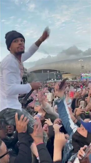 What was ‪@Toosii2x‬ looking at?! 👀 ‪@RollingLoud‬ Cali ‘23