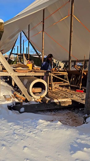 La construction des drakkar continue même sous la neige et par -10 degres 💪💪 Reportage complet sur Youtube @tonsberglivet @tonsberg_i_bilder @tonsberg_life @jegertonsberg @visitvestfold #Vestfold #Tønsberg #Tolvsrød #ringshaugstranda #snow #neige #snø #vinterland #hiver #winter #vinter #stranda #beach #norway #Norge #Norvège | Une blonde en Norvège