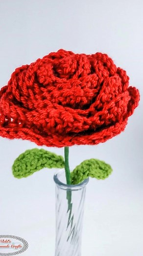 This Crochet Rose Pattern is easy and fast to make and can be crocheted all year around for special occasions, birthdays, and holidays. https://www.nickishomemadecrafts.com/easy-crochet-rose-pattern/ | Crochet Patterns & Tutorials by Nicki's Homemade Crafts