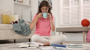 Étudiant fatigué buvant du café tout : vidéo de stock (100 % libre de droit) 3882947355 | Shutterstock