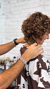 Curly Mullet by @pierluigidevincentiis ✂️ Sfumature Free Hand Caramel by @simydamy 🎨 • #hair #hairtransformation #sfumature #hairstyles #haircut #haircolor #andreadegà #termoli #milano #vasto | Andrea DEGÀ