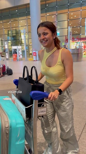 2M views · 10K reactions | ”Abhi main jaa rahi hoon bye,” Mahima Makwana spotted at the airport as she lands back in Mumbai | Voompla | Facebook