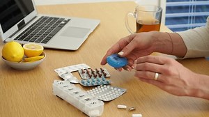 「ラップトップとレモンティーを備えた木のテーブルの上のピルボックスで毎週薬を整理する」の動画素材（ロイヤリティフリー）3805163647 | Shutterstock