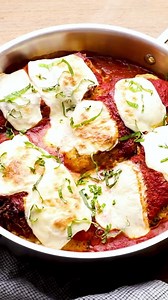 If you love classic chicken parmesan then you will adore this mozzarella stuffed chicken breast recipe! https://easychickenrecipes.com/stuffed-chicken-parmesan/ | The Cookie Rookie