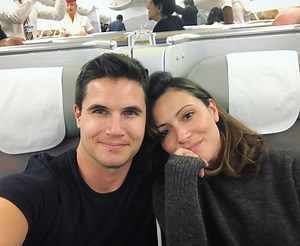 Közös tetoválást csináltatott Robbie Amell és Italia Ricci