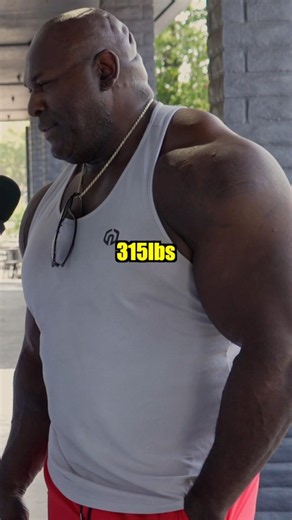 AI tells him his body fat %😈 #shorts #interview #gymshorts #shortsfeed