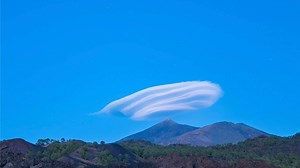 Beautiful timelapse of lenticular cloud.