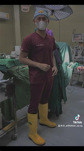 🤰 : Dok… Saya anak pertama lahiran operasi Sesar. Apa nanti anak ke-2 harus lahir dengan operasi Sesar lagi Dok ? 👨‍⚕️ : Kalo Kita bicara baru pertama kali operasi Sesar, kemudian hamil ke-2, maka boleh saja lahir normal dengan catatan paling tidak kehamilannya harus diatas 18 bulan, dokter menilai dengan USG segmen bawah rahim bekas operasi Sesar yang pertama dulu cukup tebal, letak posisi bayi harus normal, letak plasentanya normal sehingga tidak mengganggu jalan lahir. Bila ini semua normal