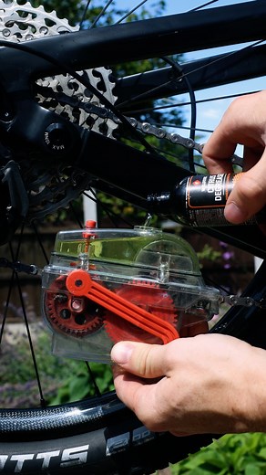 ⛓️ The Original Chain Cleaning Machine 💥 The Weldtite Chain Cleaning Machine, made in our UK factory, features multi-directional brushes that create rotational forces for a deep clean of the chain. It includes separate clean and dirty reservoirs for the degreaser, allowing fresh degreaser to flow continuously onto the chain while used fluid is collected below, keeping the process mess-free. Simply fill the top reservoir, cycle the chain while holding the release button, and the chain will be th