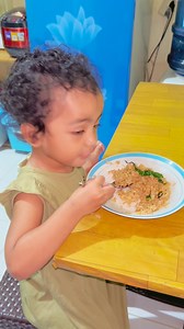 Siapa bilang di Papua mahal? Ini ada jajanan enak dan murah. Lanjut Bella dan mama masak nasi goreng. #vodfyp #vodviral #adayinmylife #mamabella #Parenting | Echa Patty
