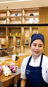 Microwave Stir-Fried Chicken with Holy Basil – “Pad-Ka-Prao Gai” الدجاج المقلي بالمايكروويف مع الريحان - "باد كا براو جاي" إذ كنتم لا تمتلكون مهارات عالية في الطهي، يمكنكم إعداد طبق الدجاج المقلي مع الريحان - "باد كا براو جاي"وباستخدام المايكرويف، وسيقوم الشيف أيس من فندق @novotelbangkoksukhumvit20 بشرح كيفية تحضير هذا الطبق مع بعض النصائح، حيث يقدم الطبق دائماً بوضع أرز الياسمين والبيض المقلي على شكل الشمس، مع الاختيار ما بين القريدس أو لحم البقر أو حسب رغبتكم، فهو الطبق المحلي المفضل والذي يمك