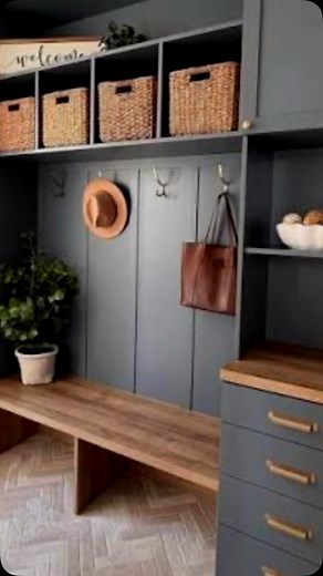 Home decor entry way/mud room ideas 🤎 #homedecor #decorideas #mudroom #entryway #realtorlife🔑🏠 #parealtor | Jacklyn Stoica