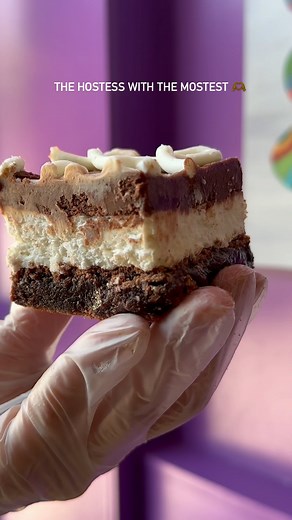 “Drawing inspiration from the timeless hostess cupcake, Dolly brings a touch of nostalgia—perfect for today’s gloomy Chicago weather. Pair it with our Brazilian coffee for the ultimate comforting experience.” #brownies #chocolate #hostesscupcakes #cake #sweet #dessert #treats #bakery #chicago #lakeview #aapi #shopsmall #shoplocal | Broune Desserts | Facebook