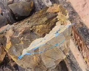 Taking you through the rough boulder opal pieces from that large boulder we got out of the mining wall. (The excavator track is the perfect high for filming - yay!) ⚒️😊 Sue #brokenrivermining #opal #opalmining #boulderopal #opalminer #queensland #atthemine #mtmargaretopalmine #australiangems | Broken River Mining