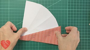 The video demonstrates the fan block made with foundation piecing and traditional piecing. Patreon paid members can download the template for free: http://patreon.com/terseadownunder | TeresaDownUnder