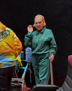 Spilled Popcorn Reveals a Startling Surprise! | Hungry Panda