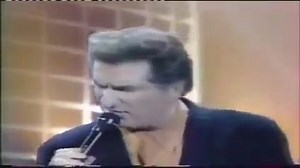 Eddy Mitchel Rio grande Ça commence comme dans un film noir : Un jeune couple embarqué dans une sale histoire. P’tit voleurs fichés et recherchés, La vie les a changés en marginaux blessés. En cavale, changeant chaque soir, D’hôtel, d’identité, Evitant les bars. Bêtes traqués, une seule lueur d’espoir : Ça s’ra la fin du blues Dans l’port de Vera Cruz. {Refrain:} Rio, Rio Grande. Dès la frontière passée, Nous s’rons blanchis, sauvés Rio, Rio Grande. Le temps va s’arrêter Pour mieux nous oublier.