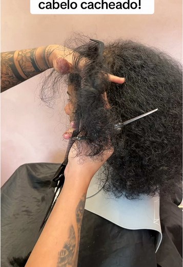 Corte curto em camadas para cabelo cacheado