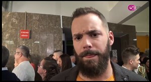 Petruska: "Van hova esni!"