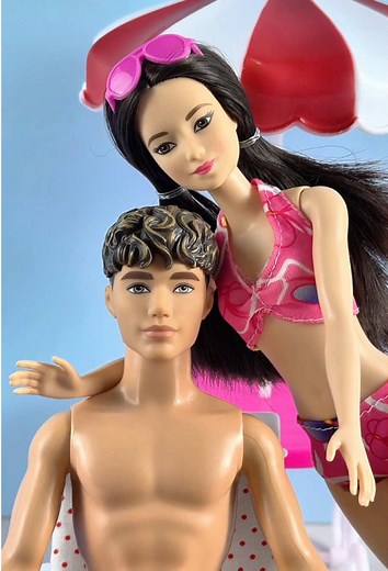 Barbie and Ken are enjoying their vacation. #barbiegirl #barbieandken #barbiedailylife #toys