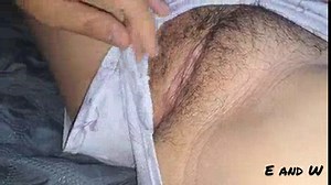 Xxx Desi Ma demi-soeur m'apprend pendant que nous regardons la télévision