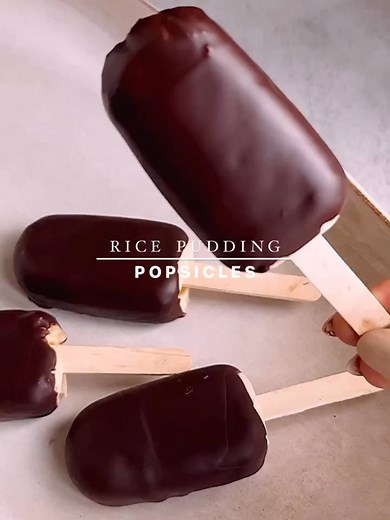 Paletas de Arroz con Leche y ☕️ Cubiertas de chocolate 🤩 Las van a amar, son un abrazo al corazón. 🤍 - A quien etiquetes tiene que hacértelas 😅 - 👉🏼Ingredientes: 1 taza de arroz 1 cda azucar morena 1.5 litro de leche evaporada Carnation 1 lata de leche condensada 1 Shot de espresso 2 Ramas de Canela 1 cdita Esencia de Vainilla Clavo en polvo Canela en polvo *Para la cobertura: 2 tabletas de chocolate amargo 80% 1 cucharada de aceite de coco 👀OJO: todos los ingredientes los consiguen en @co