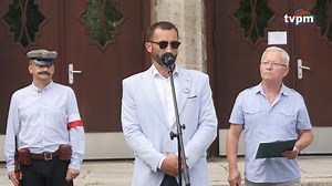 11 lipca obchodziliśmy Narodowy Dzień Pamięci Ofiar Ludobójstwa Dokonanego przez Ukraińskich Nacjonalistów na Obywatelach Drugiej Rzeczypospolitej Polskiej. Jak co roku, na placu przed I Liceum Ogólnokształcącym w Miliczu, przy tablicy poświęconej ofiarom rzezi wołyńskiej, odbyło się uroczyste spotkanie upamiętniające te tragiczne wydarzenia. Cieszy fakt, że z roku na rok przybywa coraz więcej uczestników, którzy pragną oddać hołd ofiarom. Pamięć o tych wydarzeniach trwa, nie po to, by szukać ze