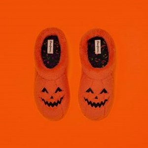 Slippers so comfy, it's scary! 🎃 The Unisex Jack-O-Lantern Clogs have arrived just in time for spooky season. These Halloween slippers are sure to be a treat for your feet! Available in three vibrant colors. Shop the link in our bio! #Dearfoams #MyDearfoams #Halloween #Fall #FallStyle #Footwear #Comfy | Dearfoams