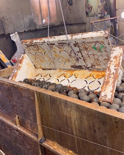 Antique furniture reborn through chemical bath! | MetDaan DIY