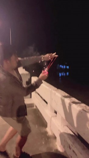 ลุงก็ต้องเป็น ประทัดก็ต้องจุดให้หลานดู 👍🏻#มือยิงหนังสติ๊กประจำหมู่บ้าน 😂 #fyp #fireworks #lighting #อย่าปิดการมองเห็น