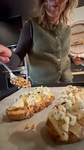 Recette de la tartine incroyable Faites griller des belles tranches de pain Étalez dessus de la purée de cacahuète - la meilleure, c’est indéniablement celle de chez @koro_fr Faites rôtir de | Marie-Caroline Cail