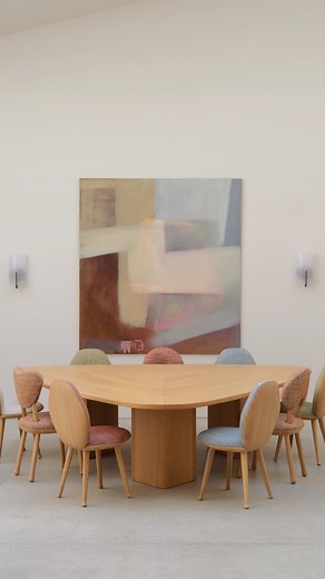 Re-découvrir Paris ✨ Sillonner la capitale à la découverte de nouvelles galeries ou d’expositions inédites avant de filer tester des tables fraîchement inaugurées dans des écrins de haut vol, quel meilleur programme pour cet automne ? 📍 @pierre.yovanovitch.mobilier @galeriepierregonalons @charles_zana @lauragonzalezofficiel ✒️ Audrey Schneuwly 🎥 Lou Barraud Photo de couverture : @federicotorra #QuoideNeuf #Deco #paris #decouvertes #inspo #adresses #cityguide #design #france #gallery #art #disc