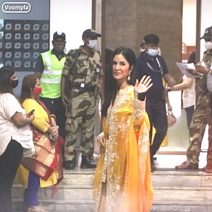 6 LAKH per night ka room😲💰 Katrina aur Vicky ki shaadi ki hotel.. the Six Senses Fort Barwara in Rajasthan🏰 The hotel has a suite called the Raja Man Singh Suite which has a nightly price of more than 6 lakh rupees including tax🤪🤑 The suite has two bedrooms, a separate dining room, a garden, a private pool and an outdoor shower🚿 The Fort is about a 125km journey from Jaipur airport, which takes over 2 hours🚗 Katrina's family including her sis Isabelle Kaif were seen at Jaipur airport as t