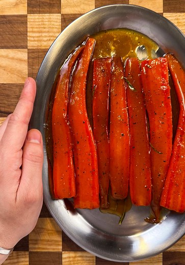 LA RICETTA DELLE CAROTE PERFETTE 🥕🍯 Non sempre le cose complicate sono le più buone, ecco perchè queste carote burro e miele sono il mio contorno preferito a mani basse, semplici ma perfette! Ingredienti: - Carote: Q.B - Burro: Dipende dalla vostra dieta (però di base tanto eheh) - Miele: 2 cucchiai abbonanti - Aromi: Q.B. (rosmarino, salvia e aglio) Procedimento: Pela delle carote grandi e tagliale a metà per il lungo. Cuocile in padella con uno strato di burro buono alla base, senza mai muov