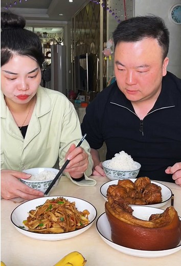 Delicious Mukbang Experience with Big Sausage Pizza