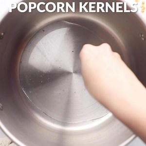 This cinnamon popcorn recipe is something you MUST try! 🍿 It came about after my kids tried store-bought caramel popcorn and thought it was just the bee's knees, so I decided to create a healthier homemade, corn-syrup-free version. https://mykidslickthebowl.com/cinnamon-popcorn/ | My kids lick the bowl
